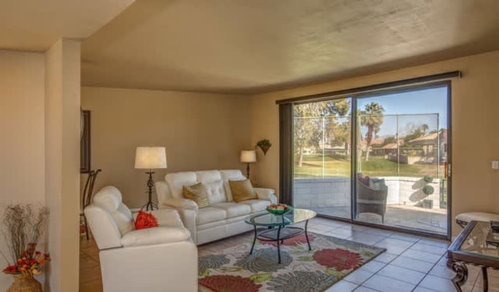 Stylish Condo With Golf Course Views