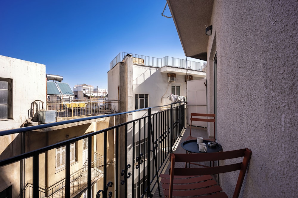 Cozy 2BR Near Metro Acropolis View
