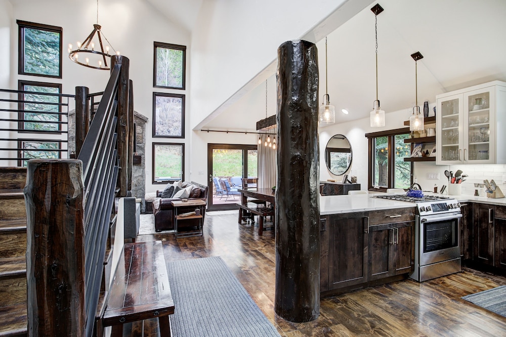 Exquisite, Private Mountain Home Retreat 4 Bedroom Home by RedAwning - Property Image 10
