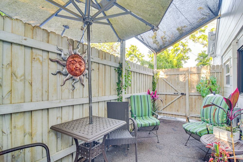 1 Mi to Downtown: Clearwater Apt w/ Private Patio!