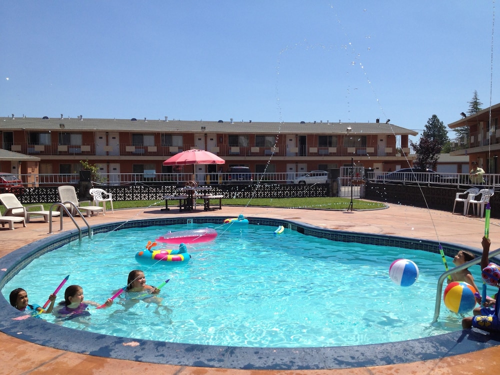 The River Inn and Suites