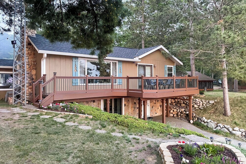 Family Retreat on Cross Lake: Boat, Swim & Relax!