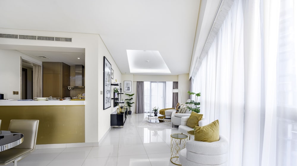 Glamorous 2BR in Damac Paramount Tower