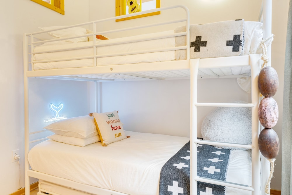 Buttercup Bay Hideaway by Avantstay Cozy Escape w Fire Pit Walk to Beach