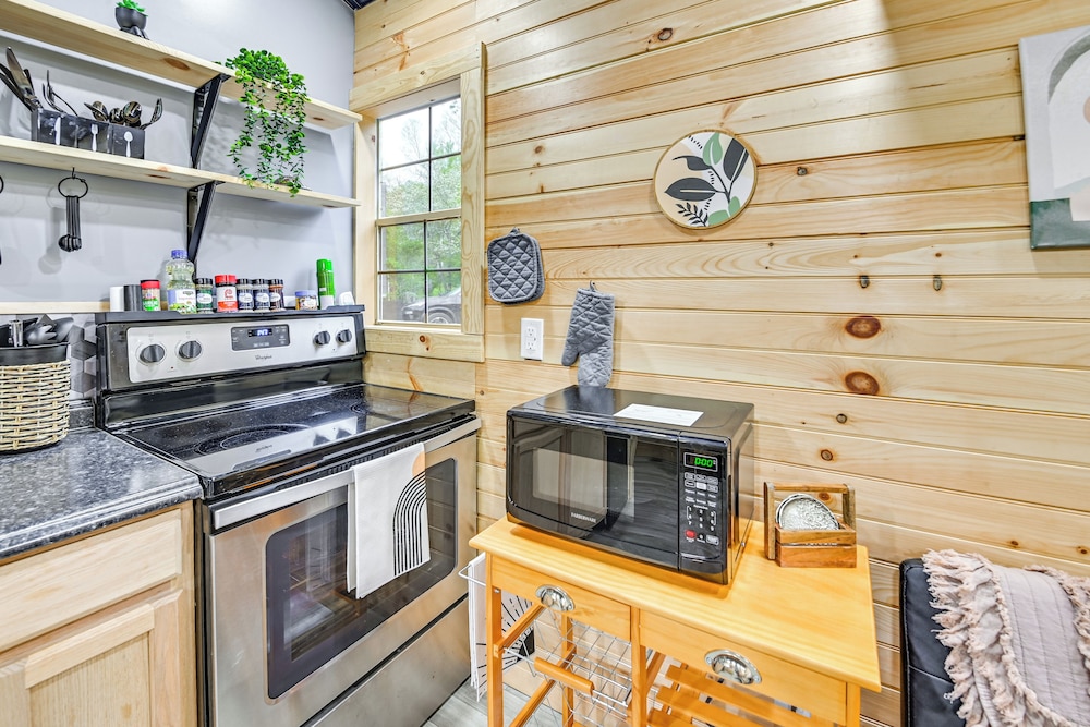 Hot Tub, Fire Pit: Lake-view Catlettsburg Getaway!