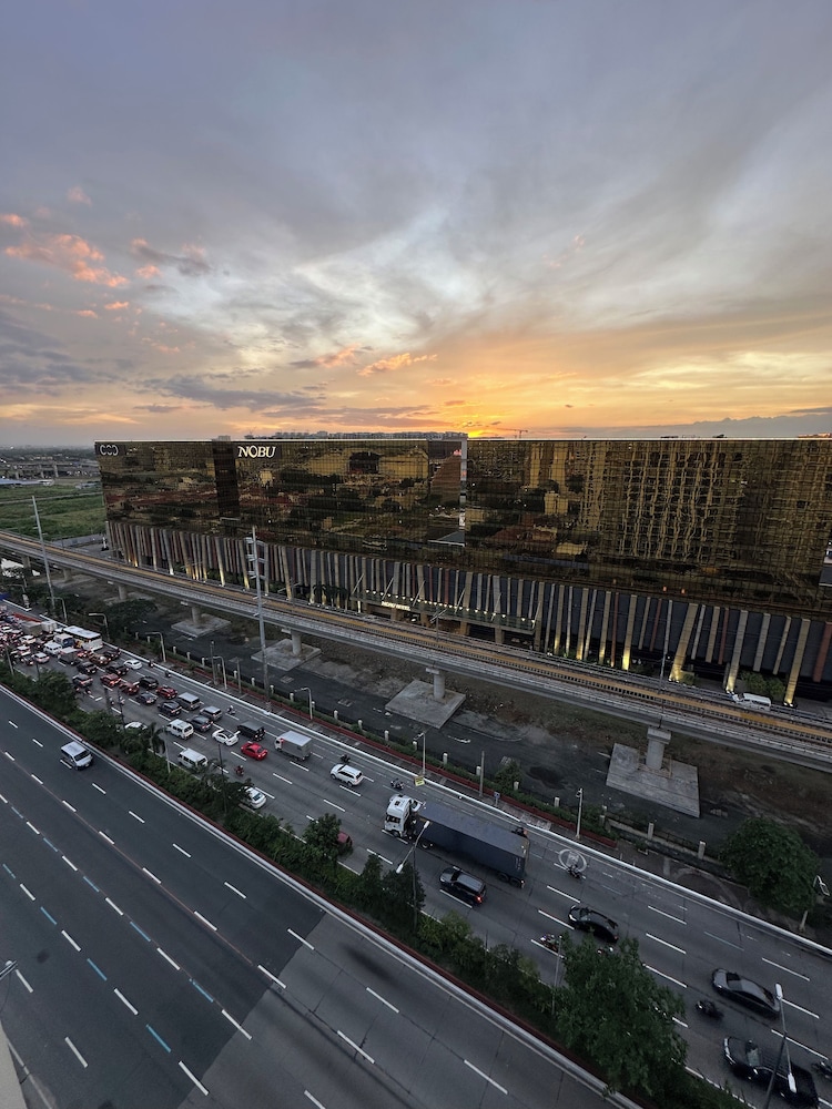 Luxury Penthouse & High-Floor Hotel near City of Dreams, Airport, Okada, and Solaire Casino