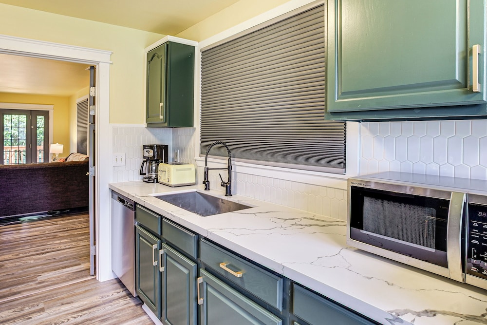 2 Mi to Dtwn Tacoma: Charming Home w/ Deck & Yard!