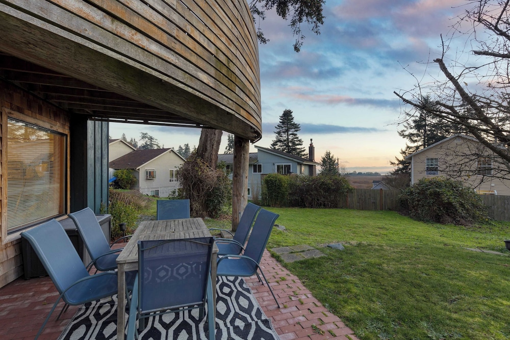Deck Views, Fire Pit, Pool, 3 Mins to Beach Madrona Tree Retreat by Avantstay