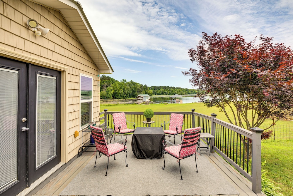 Fire Pit + Bbq: Lake Guntersville Family Home