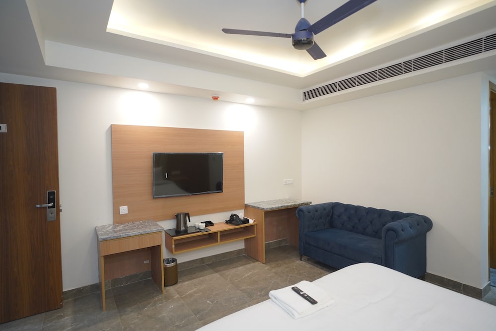 Royal Raven Hotel And Banquet