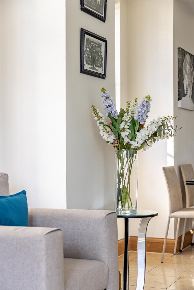 Park Lane 4-bedrooms Spacious Mayfair Family House