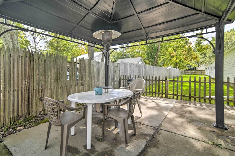 Geneva-on-the-lake Cottage w/ Patio: Walk to Shore