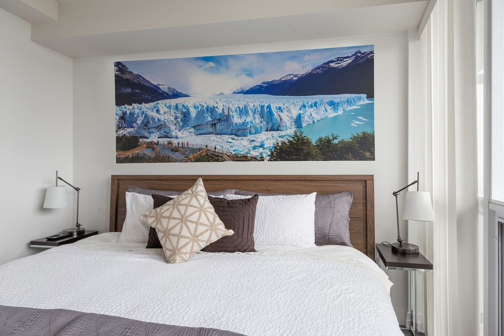 QuickStay - Incredible Downtown Condo, Yonge & College - Image 2