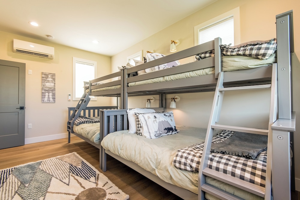 3 BR Duplex w/ Full Kitchen, W & D