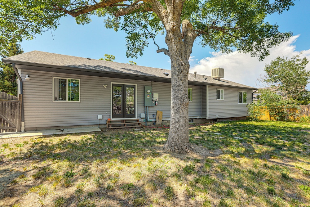 Pet-friendly Retreat w/ Fenced Yard in Aurora