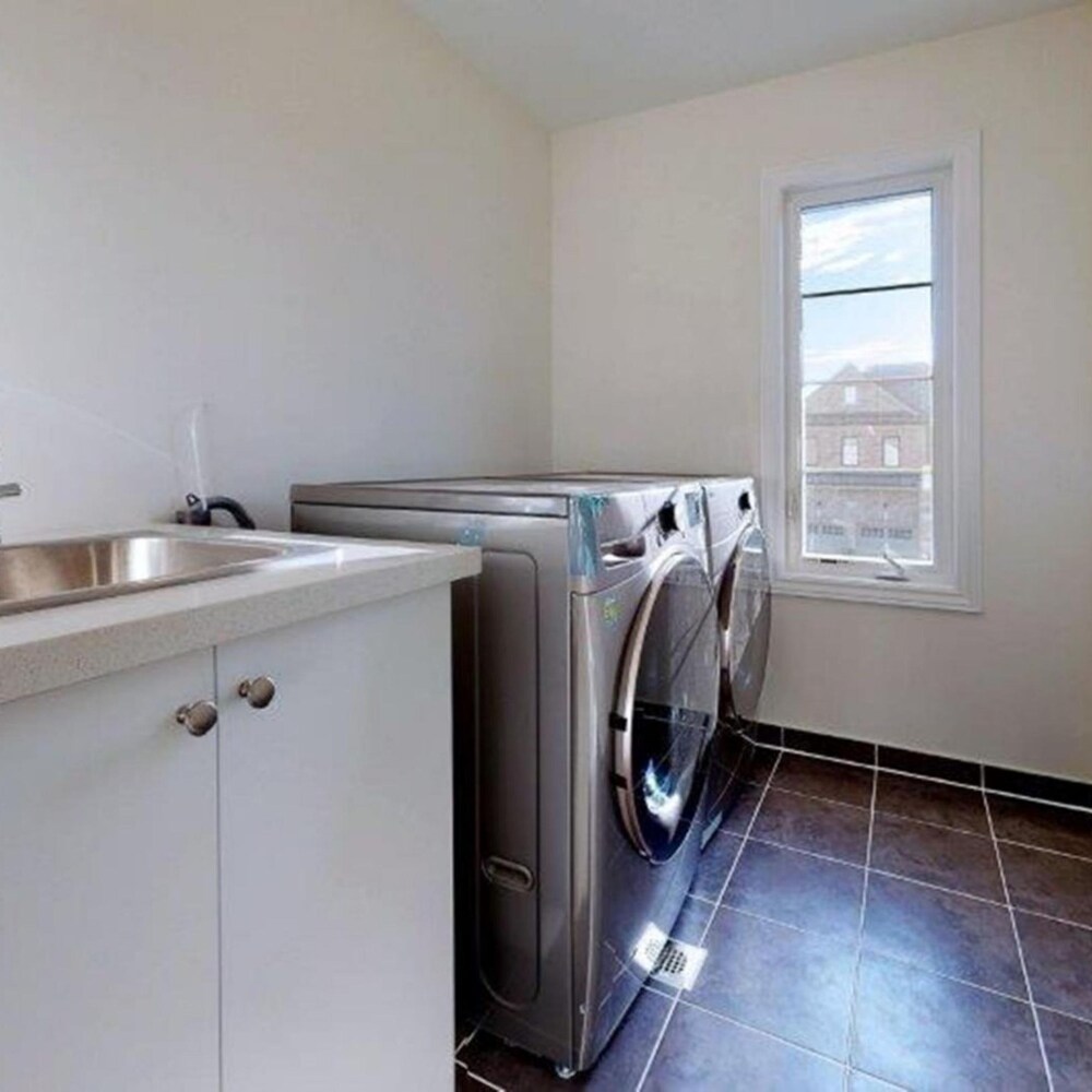 Georgina. New 4 Bedroom House Near Lake Simcoe