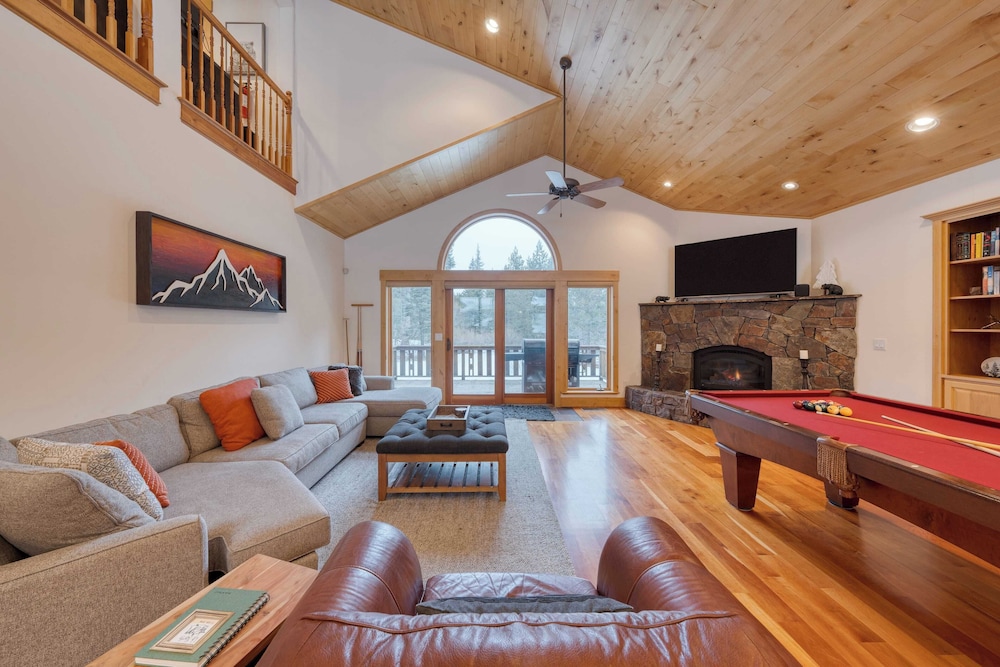 5 Mins to Ski Resort Ping Pong, Pool Table, Deck Donner Ridge by Avantstay