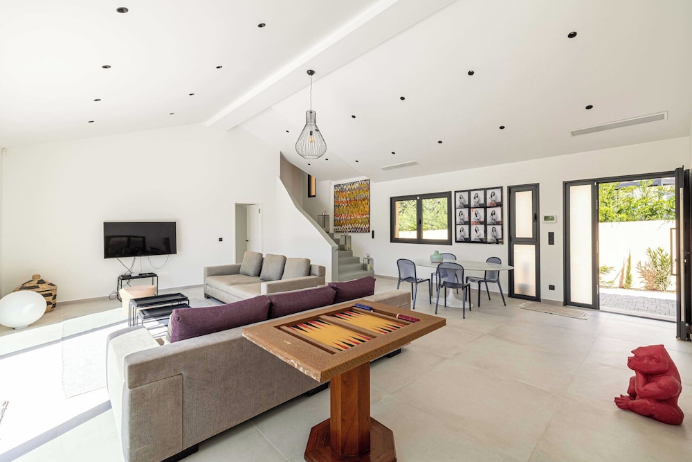 Modern Villa With Heated Pool and Garden
