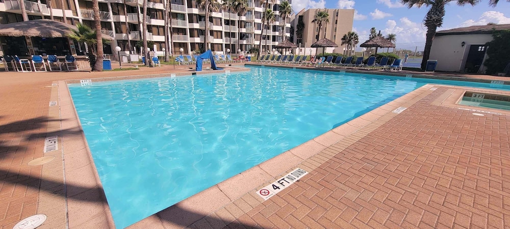 Sleeps 10 Direct Beach Heated Pool 3 Bedroom Apts
