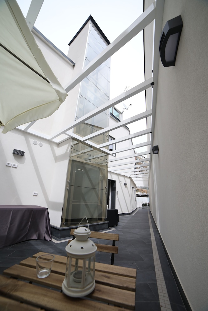 8 Room Hotel