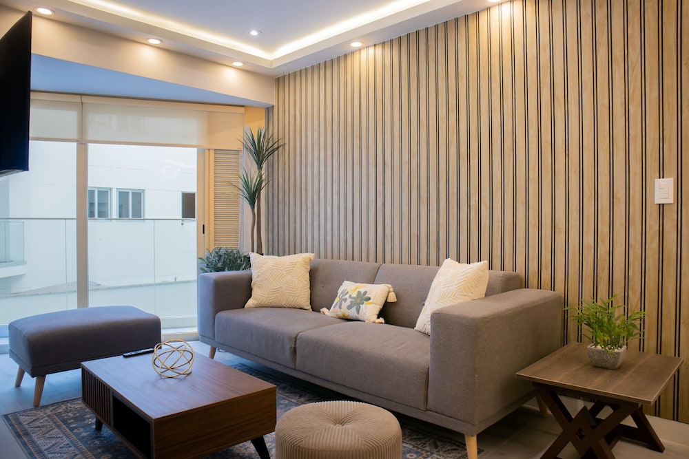 w Bright 3BR w Balcony in Vibrant Miraflores