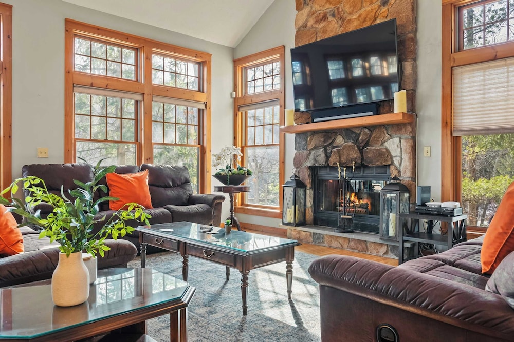 Mountain Escape With Game Room, Balcony & Stunning Views in the Poconos Christina