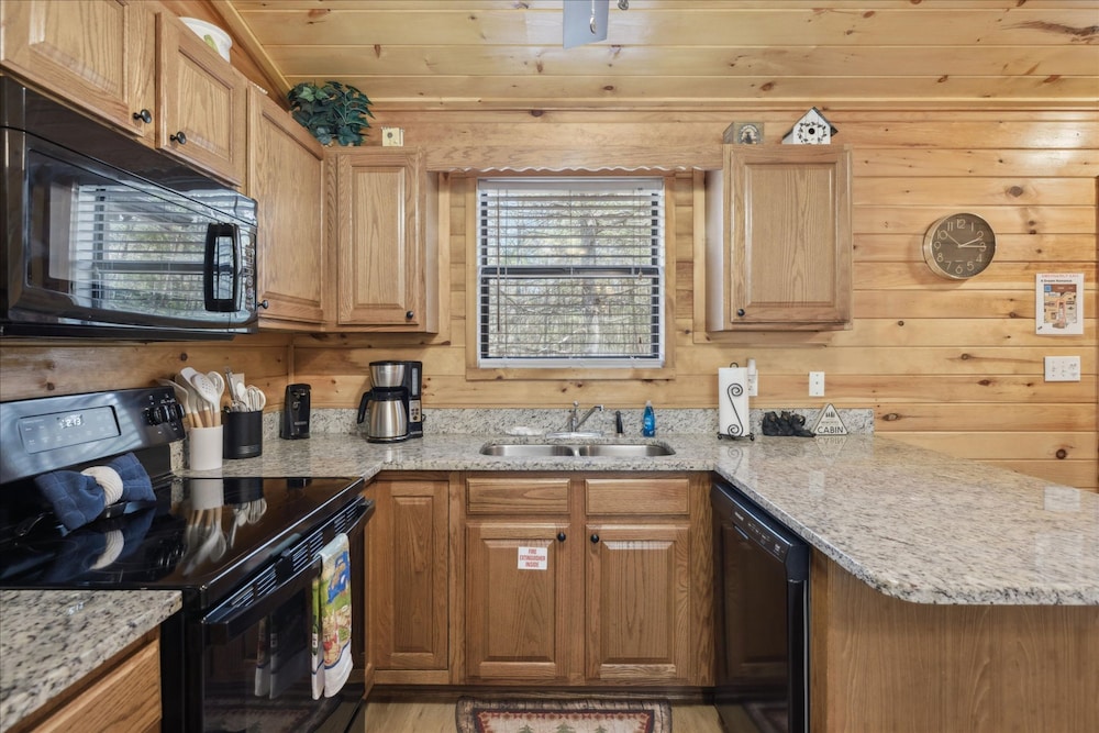 Romantic Cabin w Jacuzzi Hot Tub Fireplace