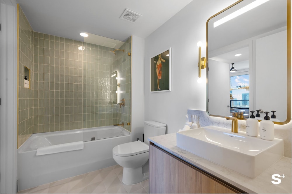 Downtown Haven Sleek 1-BR with Vistas