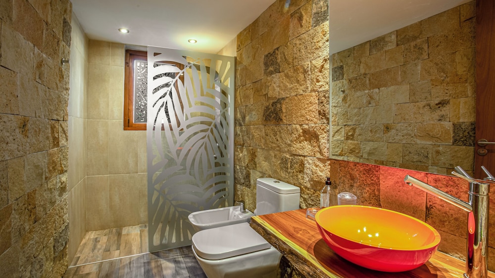 Stunning 4-Bedroom House Large Garden and Pool H61 by Apartments Bariloche