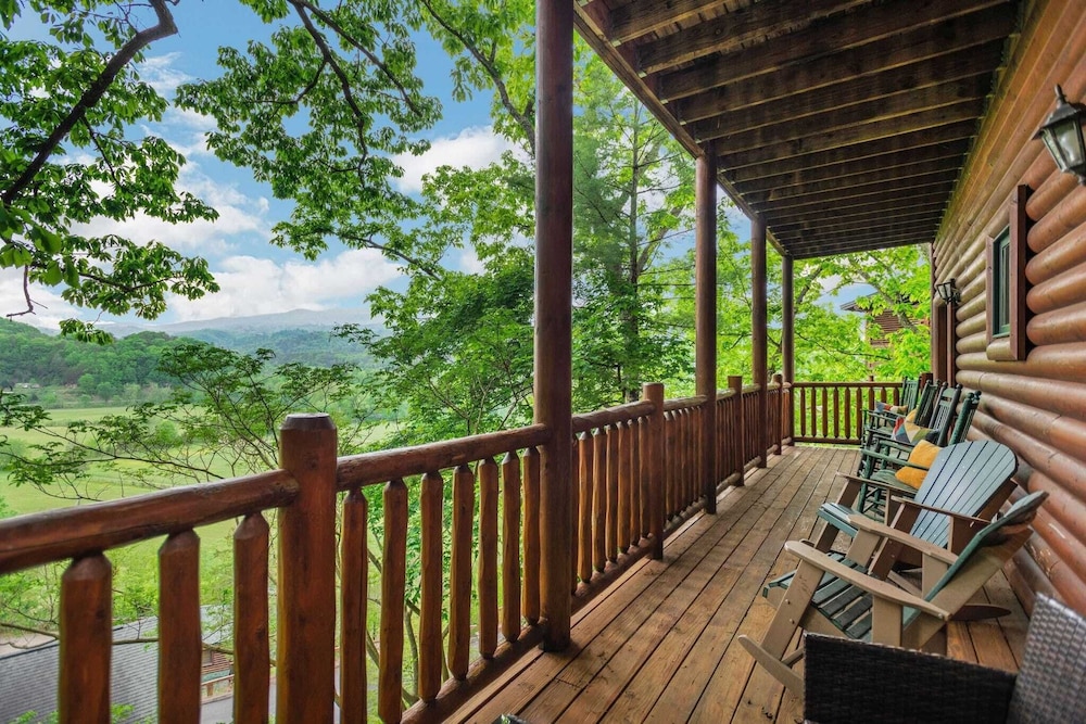 Resort Cabin w/ Hot Tub, Pool Table, Deck Views Summit View Way by Avantstay