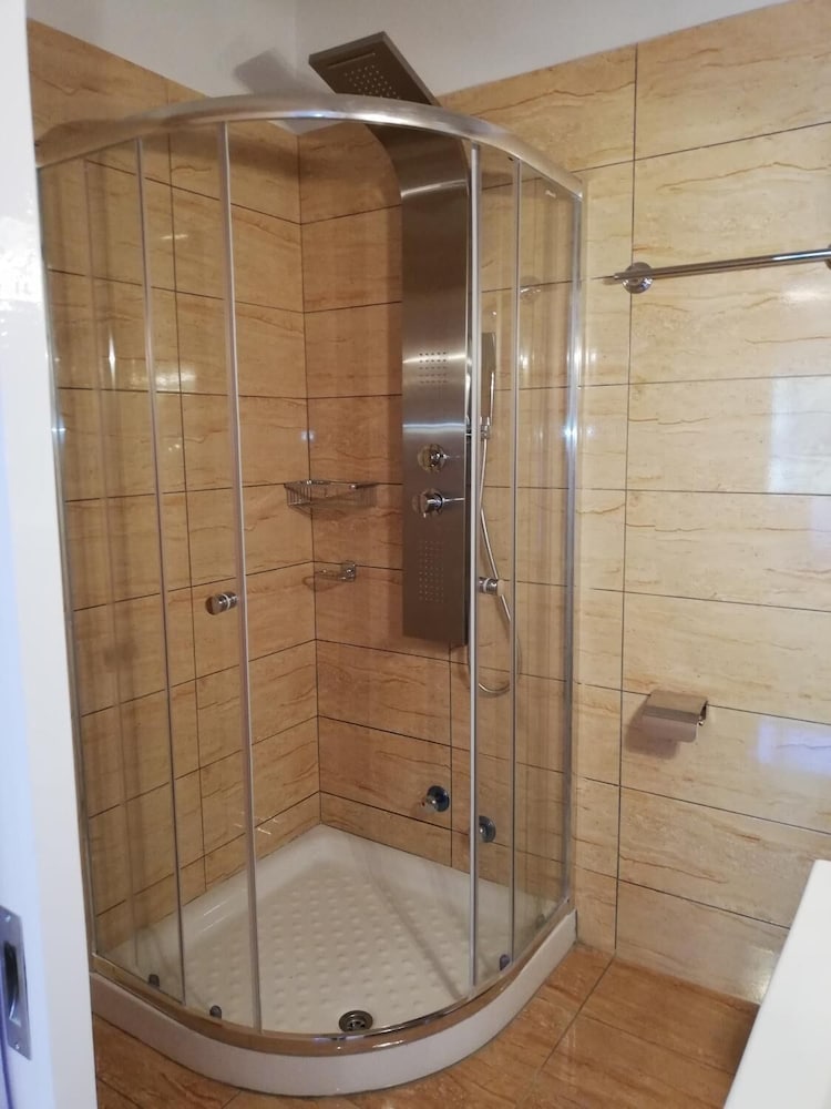 Spiros rooms