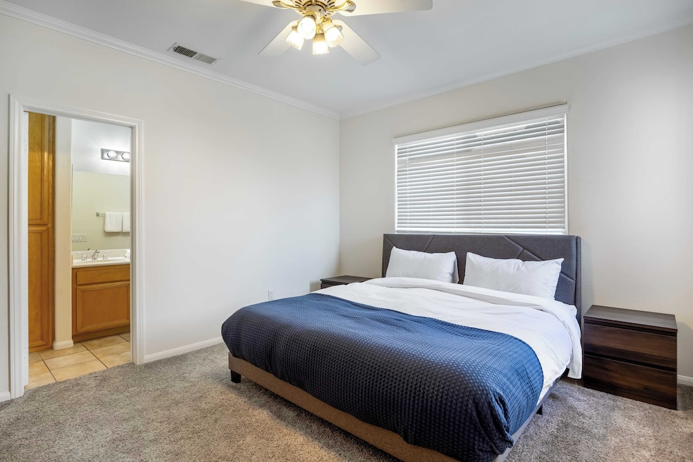 Walk to Dining, Mission + Pacific Beach, and Bars/nightlife Private Backyard