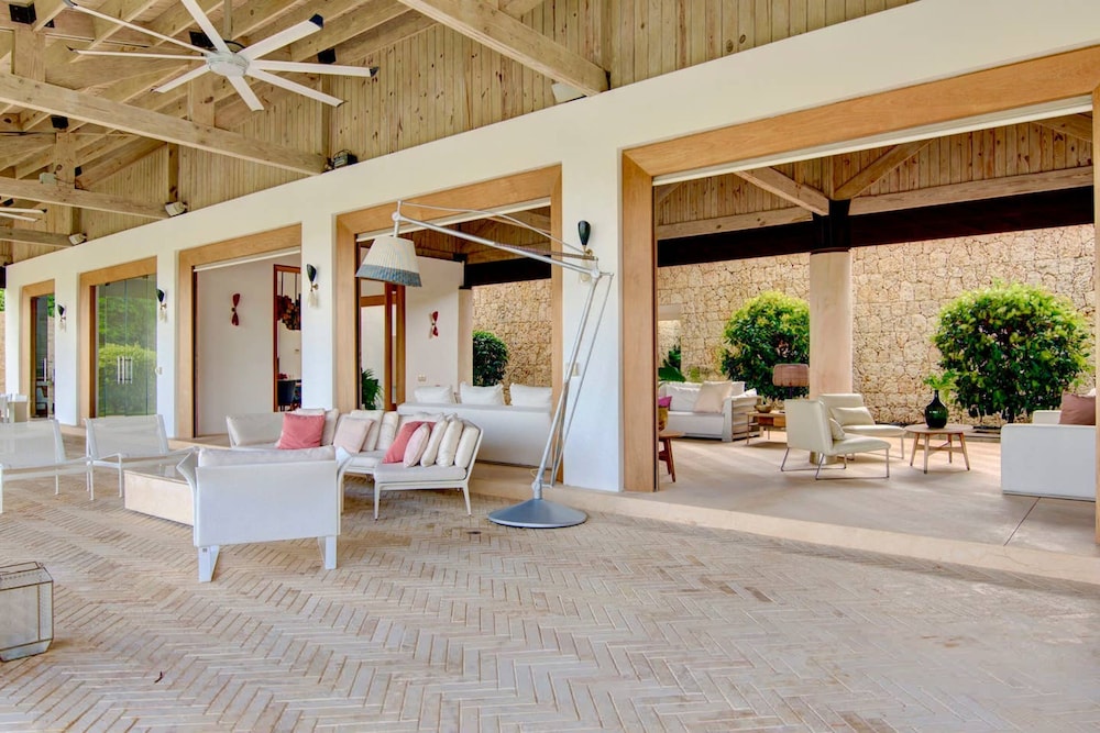 Architect s Estate w Pool Private Chef Butler