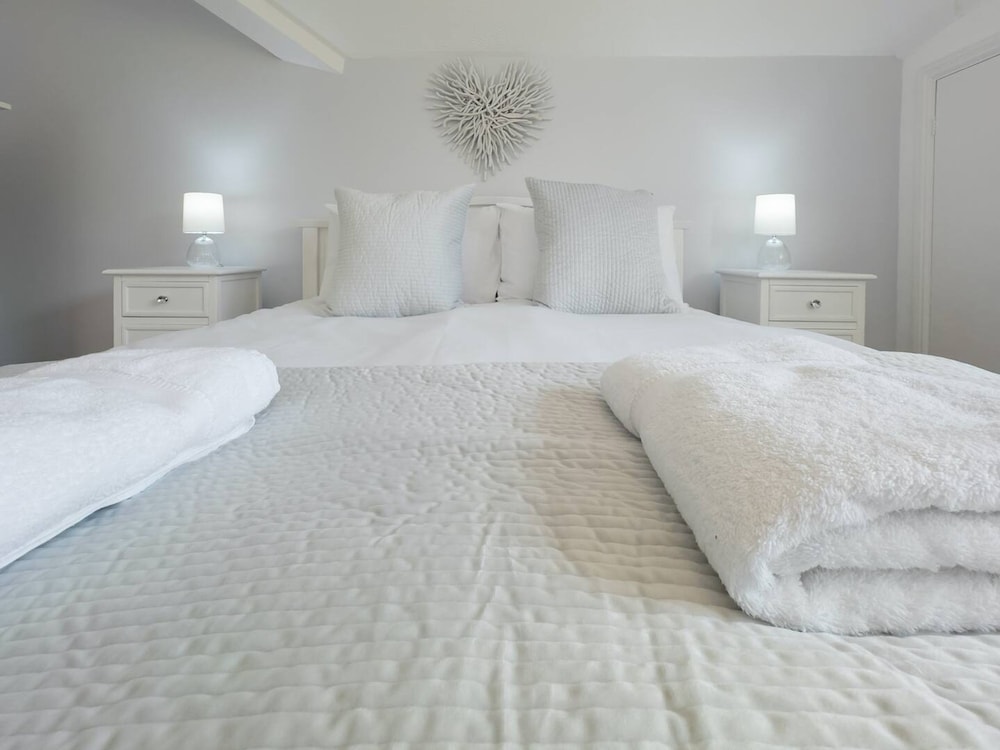 Elegant 2BR Broadstairs Coastal Escape by Adliv