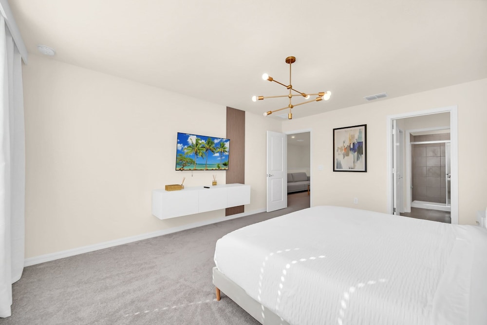 Stylish 5BR Home With Mickey Cars Rooms