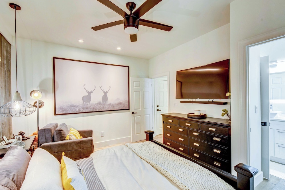 Modern Condo + Golf Course View, Near Hiking!
