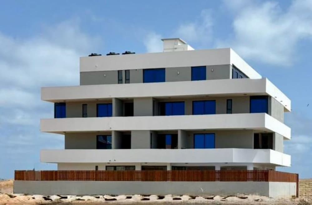 Joli Beach House - Charming Third Floor T1 Center - With Balcony