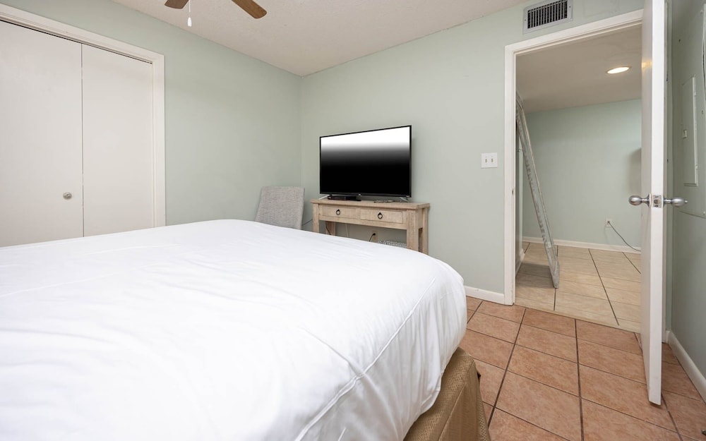 Phoenix I 1071 3 Bedroom Condo