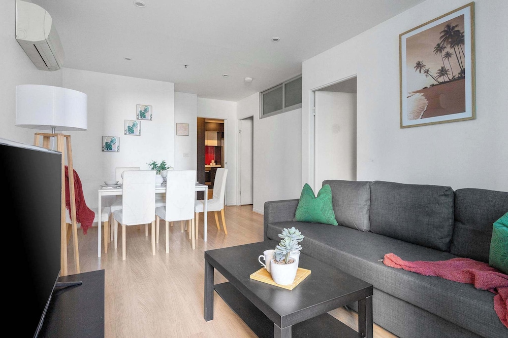 2BR Apt Next to Melbourne Central With City Views