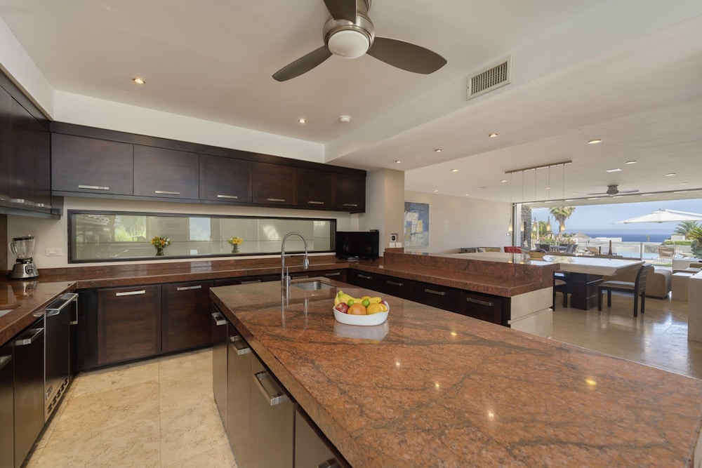 6 BR Huge Villa Steps To Beach Plus A Pool House