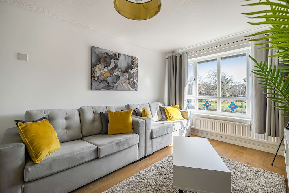 Stylish 2BR Apartment Near MCR Airport