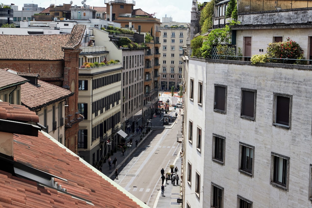 Milan Retreats Duomo