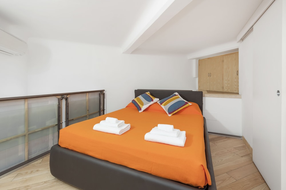 Inviting 3-bed Apartment in Roma 4mins to Colosseo