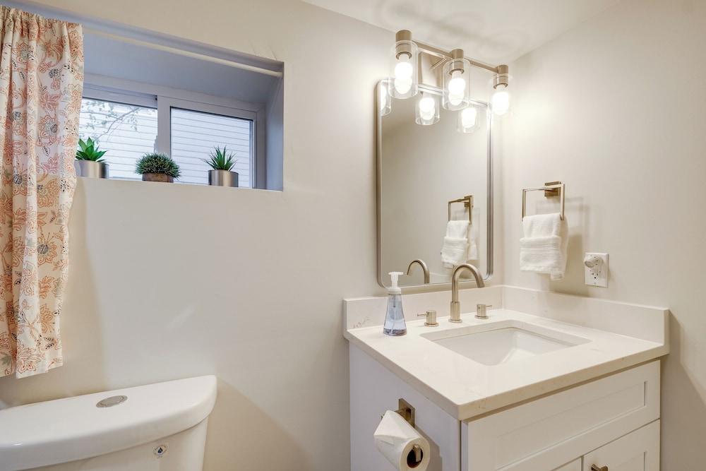 Walk to Metro & Dtwn Silver Spring! Sleek Apt