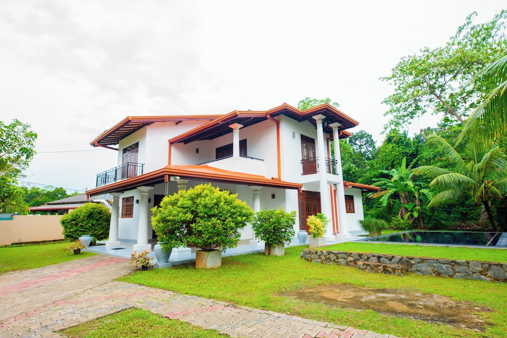 Villa Almond Leaf