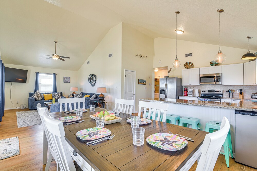 Walk to Beach: Gulf-view Home in Surfside Beach!
