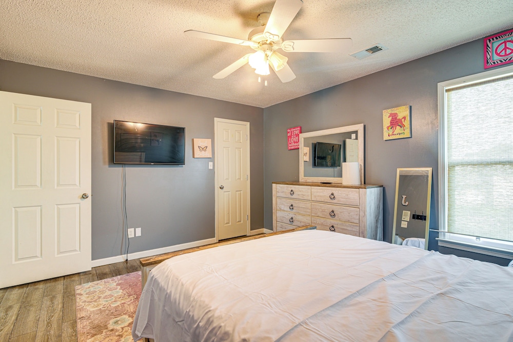 Residential Cul-de-sac: Suburban Memphis Hideaway!