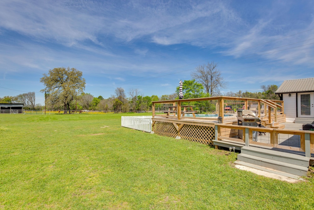 Grapeland Farm Retreat w/ Pool, Grill Fire Pit - Property Image 6