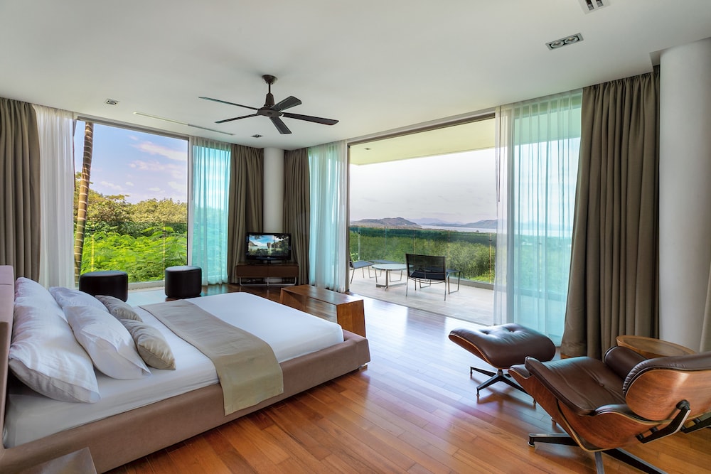 4BR Seaview Villa with Gym and Cinema Room view 3