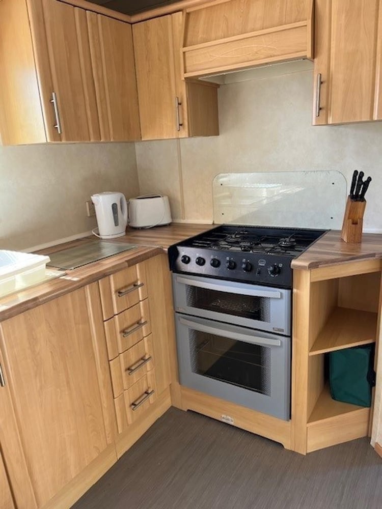 3-bed Seaside Holiday Home -pet Friendly & Parking